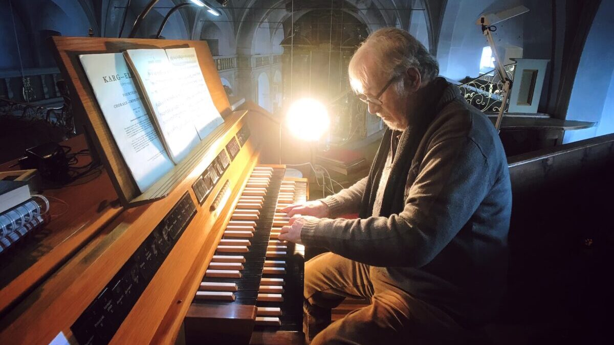 man playing on hammond organ